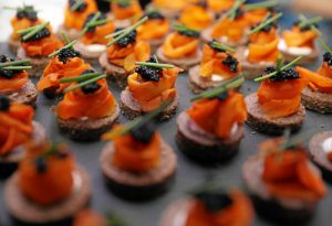 ST. MORITZ, 30JAN17 - Das St. Moritz Gourmet Festival 2017 ist eroeffnet: An verschiedenen Gourmetinseln servieren die amerikanischen Gastkoeche erste Kostproben ihrer Kochkuenste. Impression vom 'Grand Julius Baer Opening' im Kempinski Grand Hotel des Bains in St. Moritz am 30. Januar 2017. Impression of the 'Grand Julius Baer Opening' of the 24th St. Moritz Gourmet Festival at the Kempinski Grand Hotel des Bains in St. Moritz, Switzerland, January 30, 2017. swiss-image.ch/Photo Andy Mettler