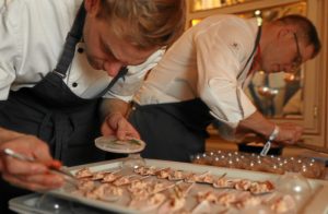 ST. MORITZ, 30JAN17 - Das St. Moritz Gourmet Festival 2017 ist eroeffnet: An verschiedenen Gourmetinseln servieren die amerikanischen Gastkoeche erste Kostproben ihrer Kochkuenste. Impression vom 'Grand Julius Baer Opening' im Kempinski Grand Hotel des Bains in St. Moritz am 30. Januar 2017. Impression of the 'Grand Julius Baer Opening' of the 24th St. Moritz Gourmet Festival at the Kempinski Grand Hotel des Bains in St. Moritz, Switzerland, January 30, 2017. swiss-image.ch/Photo Andy Mettler