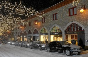 ST. MORITZ, 31JAN17 - Ein Mehrgangmenu mit BWM und Chauffeur: Bei den 'Gourmet Safaris' werden die Safariteilnehmer von Top-Hotel zu Top-Hotel und von Gang zu Gang chauffiert. Ein Erlebnis der Sonderklasse. Der Start zur Gourmet-Safari erfolgt beim Badrutt's Palace Hotel in St. Moritz, wo die Chauffeure mit den noblen Limousinen auf die Gaeste warten. Impression anlaesslich des 24. St. Moritz Gourmet Festival am 31. Januar 2017. Impression of the 'Gourmet Safaris' of the 24th St. Moritz Gourmet Festival at the Padrutt's Palace hotel in St. Moritz, Switzerland, January 31, 2017. swiss-image.ch/Photo Andy Mettler